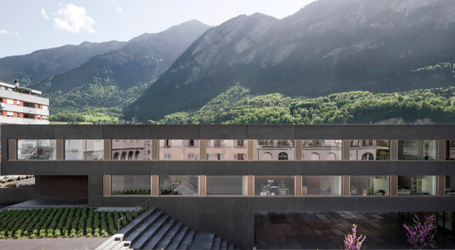 ������ɽ�ŵ�У԰����ʥĪ��˹ѧУ